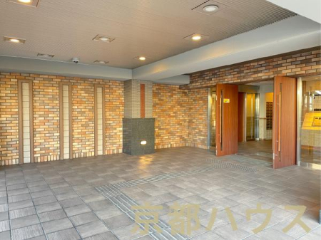 ���s�{���s�s���㒹�H���c�� 4�̒��Ã}���V�����̃G���g�����X